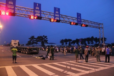 Hai nữ công nhân tử nạn dưới bánh container trên đường tan ca