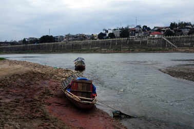 Kiểm tra việc nước sông Hồng qua Lao Cai có mùi khó chịu