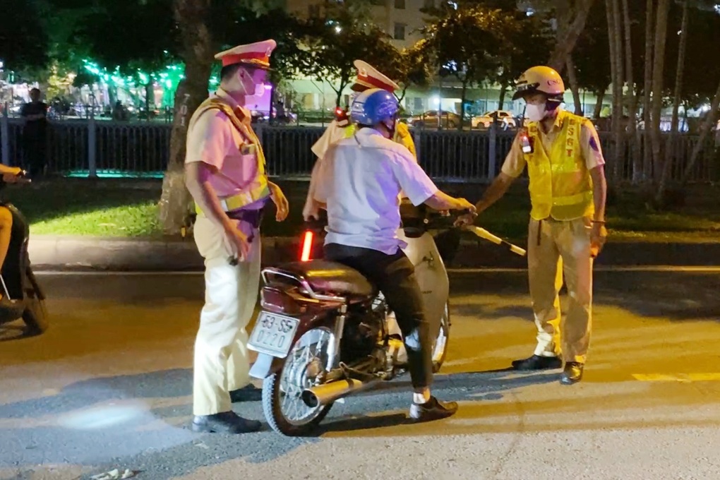 Bị phạt nồng độ cồn, người đàn ông ở TPHCM liên tục xin đi vệ sinh - 1 Bị phạt nồng độ cồn, người đàn ông ở TPHCM liên tục xin đi vệ sinh - 1