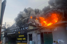 Cháy xưởng nội thất ô tô ở Hà Nội, cột khói bốc cao hàng chục mét