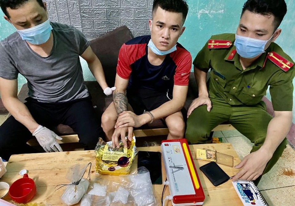 Tội phạm ma túy thả nhiều chó dữ tấn công công an - 1 Tội phạm ma túy thả nhiều chó dữ tấn công công an - 1