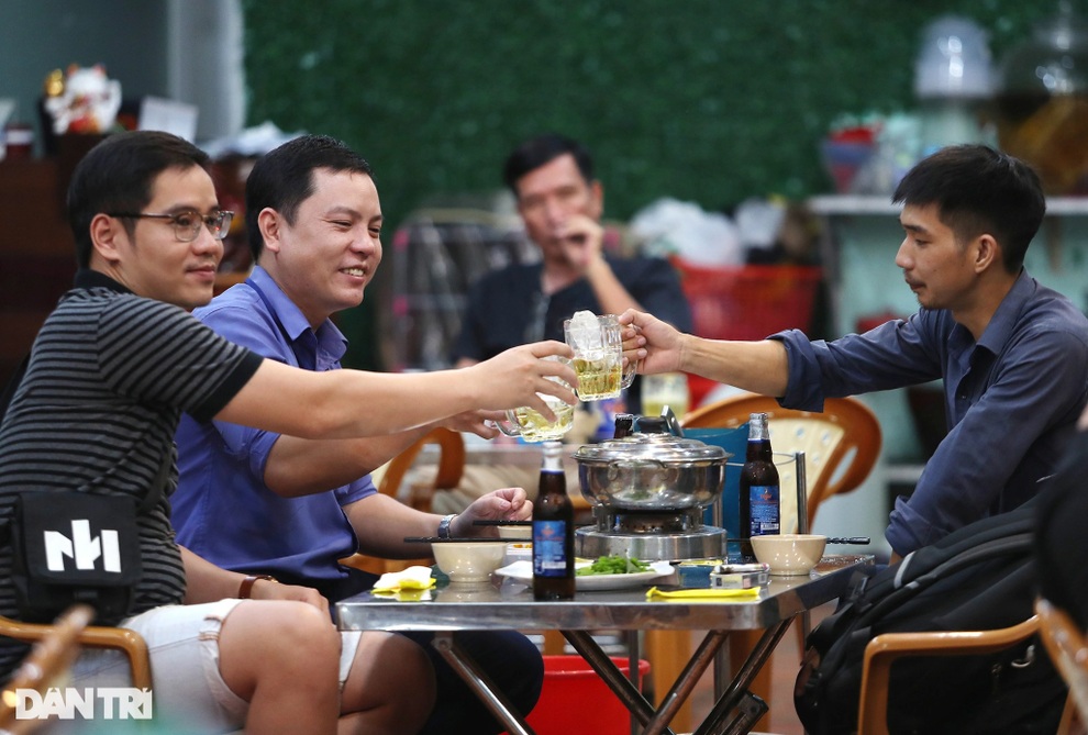 TPHCM cho cửa hàng ăn uống mở đến 22h, mở rộng thí điểm bán bia, rượu - 1 TPHCM cho cửa hàng ăn uống mở đến 22h, mở rộng thí điểm bán bia, rượu - 1