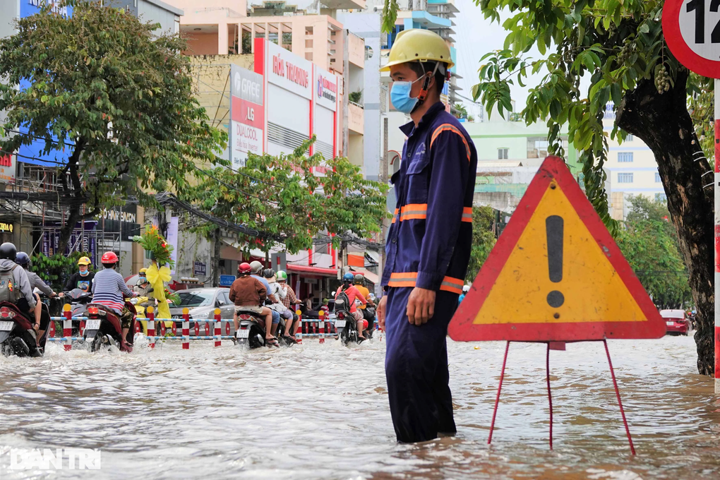 Người dân Cần Thơ vật lộn với đợt triều cường, nước tràn vào bệnh viện - 13 Người dân Cần Thơ vật lộn với đợt triều cường, nước tràn vào bệnh viện - 13