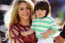 Shakira bế con trai cưng lên sân khấu trong lễ bế mạc World Cup