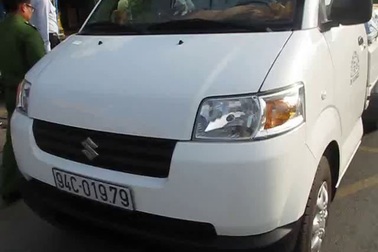 Bắt xe chở tôm chứa tạp chất.