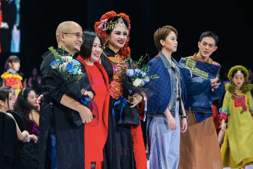Thanh Lam chuộng đầm suông, hé lộ phản ứng các con khi xem mẹ làm vedette - 11 Thanh Lam chuộng đầm suông, hé lộ phản ứng các con khi xem mẹ làm vedette - 11