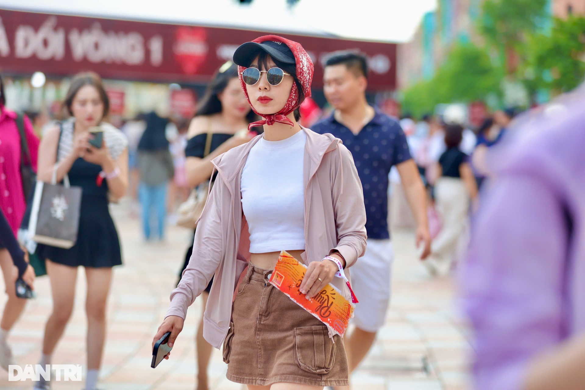 Người hâm mộ Anh tài diện mốt độc lạ giữa nắng nóng 40 độ C - 6