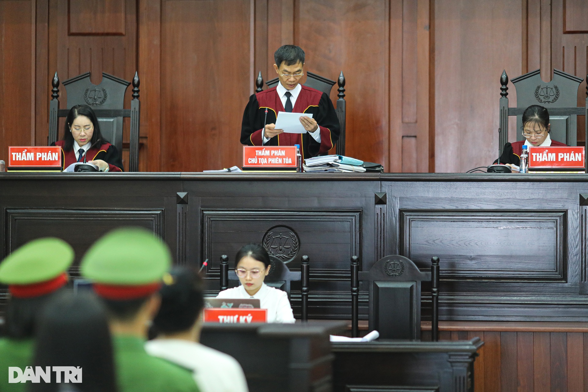 Bà Nguyễn Phương Hằng xuất hiện tại tòa sau 6 tháng lĩnh án tù - 10 Bà Nguyễn Phương Hằng xuất hiện tại tòa sau 6 tháng lĩnh án tù - 10