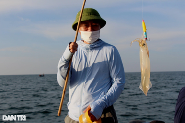 Theo chân ngư dân đi câu loại hải sản ngon nức tiếng