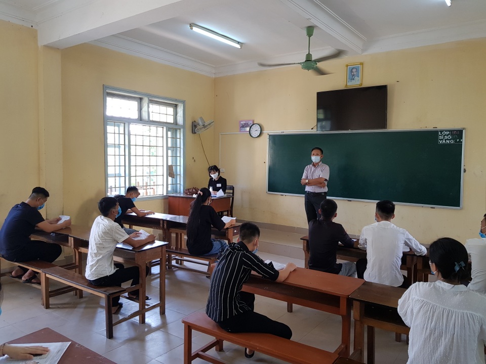 Phòng dịch chặt chẽ trong ngày làm thủ tục dự thi tốt nghiệp THPT đợt 2 - 17 Phòng dịch chặt chẽ trong ngày làm thủ tục dự thi tốt nghiệp THPT đợt 2 - 17