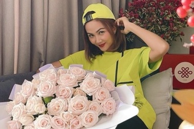 H'Hen Niê, Thúy Ngân... nhận hoa 'khủng' trong ngày Valentine