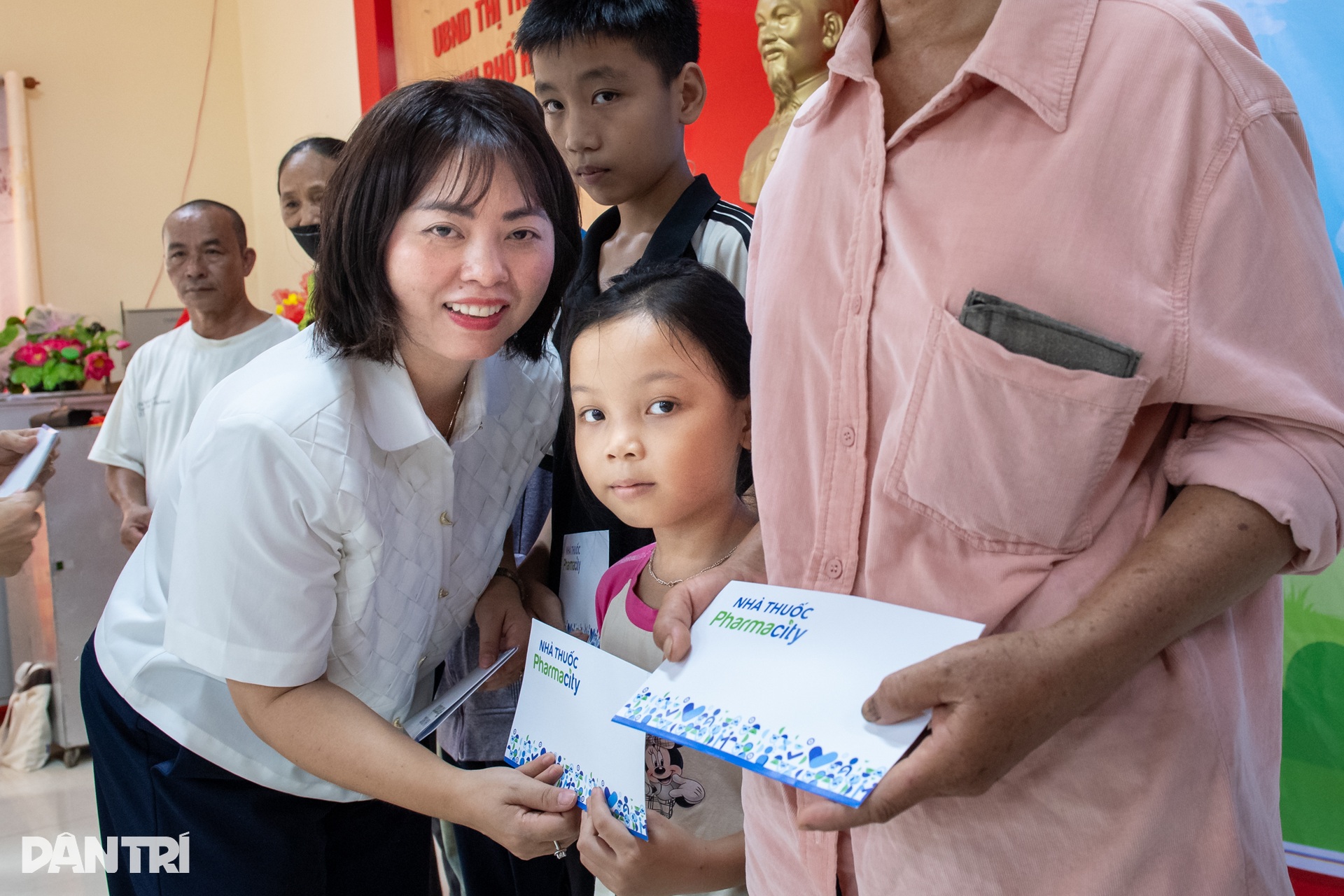 Khám bệnh miễn phí, tặng quà tri ân gần 300 người có công tại Quảng Trị - 34 Khám bệnh miễn phí, tặng quà tri ân gần 300 người có công tại Quảng Trị - 34