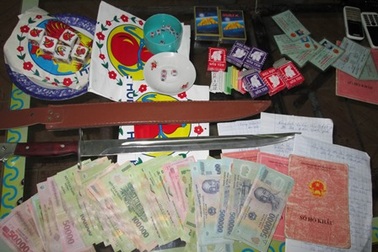 Bắt quả tang 10 đối tượng đang say sưa đánh bạc