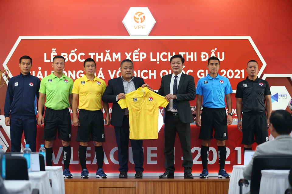 Mẫu bóng mới và trang phục trọng tài ở mùa giải V-League 2021 - 3 Mẫu bóng mới và trang phục trọng tài ở mùa giải V-League 2021 - 3