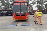 Phát hiện xe khách chở hàng quá tải trọng hơn 200%
