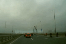 Phanh gấp để tránh người đứng giữa đường cao tốc, ôtô suýt gây tai nạn