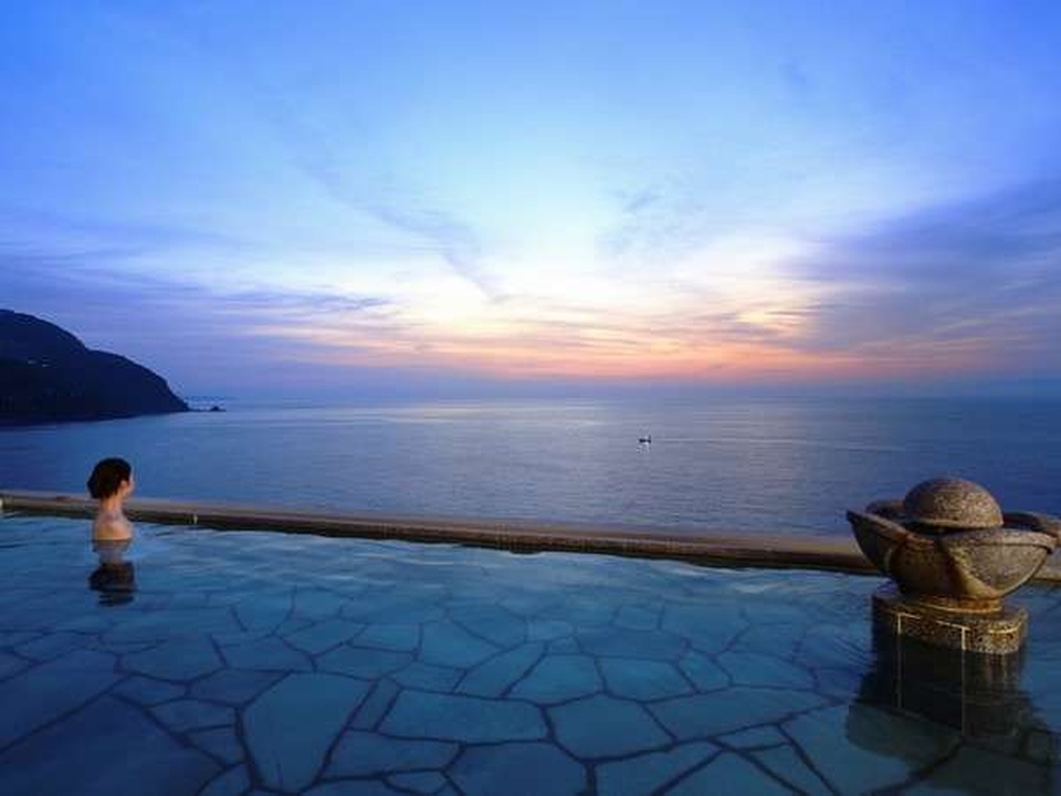 Hồ tắm onsen ngoài trời trên đảo Izu Oshima lưng tựa núi, mặt giáp biển - 3 Hồ tắm onsen ngoài trời trên đảo Izu Oshima lưng tựa núi, mặt giáp biển - 3
