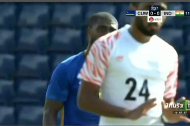 Bonivacia sút chệch khung thành Ấn Độ ở phút 10