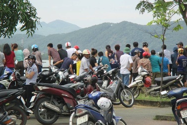 Thi thể hai nữ sinh cùng phòng trọ nổi trên sông Lam