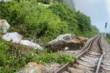 Tảng đá lớn từ trên núi lăn xuống đường sắt Bắc - Nam, tàu hỏa ách tắc