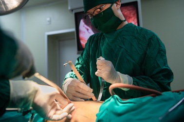 Xem bác sĩ dùng thanh titan "uốn xương" cho chàng trai lõm ngực