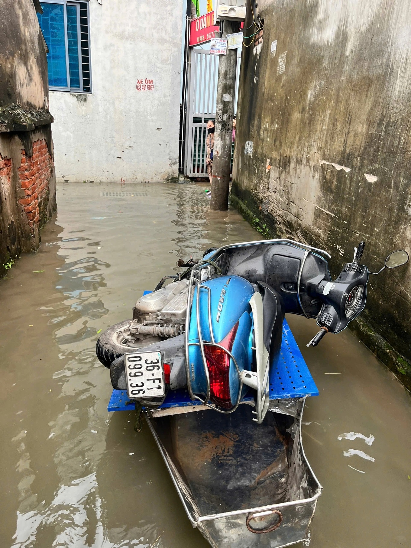 ha-noi-ngap-5-ngay-chua-rut-dan-cong-con-di-hoc-keo-xe-may-bang-thuyen-1-edited-1756443203482.jpg
