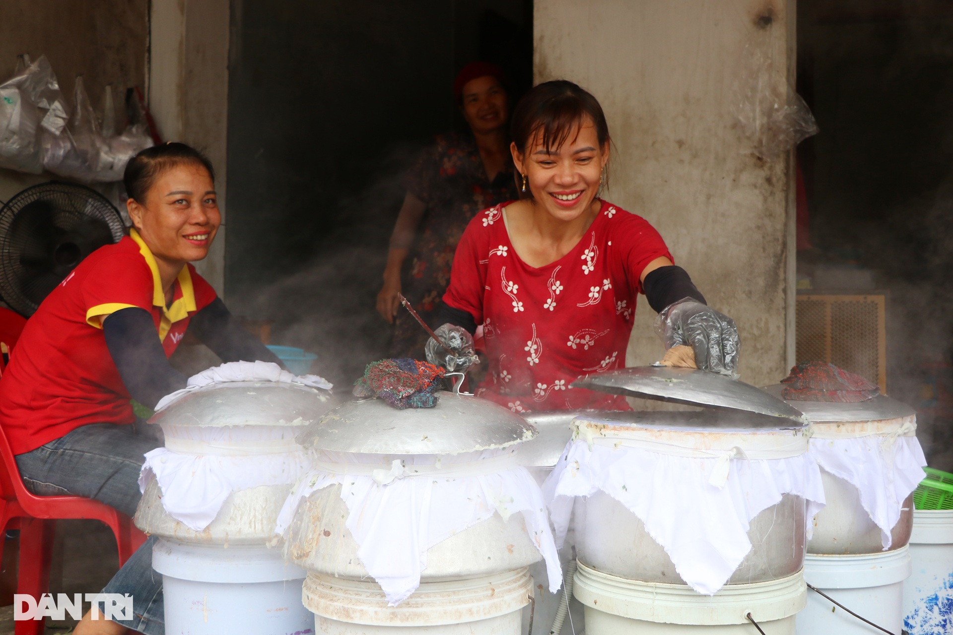 Khách đợi cả tiếng để mua thứ bánh thơm mềm, mỏng như giấy - 8