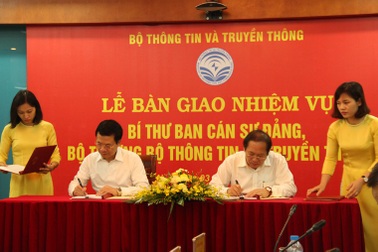 Ông Nguyễn Mạnh Hùng nhận bàn giao chức Bộ trưởng Bộ Thông tin - Truyền thông