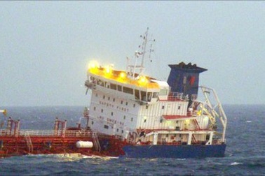 Tàu chở hàng ngàn tấn hóa chất va chạm ngoài khơi Pháp