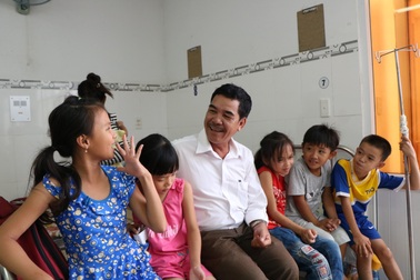 Vụ 44 học sinh nhập viện sau khi uống sữa miễn phí: 29 trường dừng nhận sữa