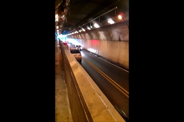 Bấm còi inh ỏi trong "đường hầm ma" để xua đuổi linh hồn thiếu nữ