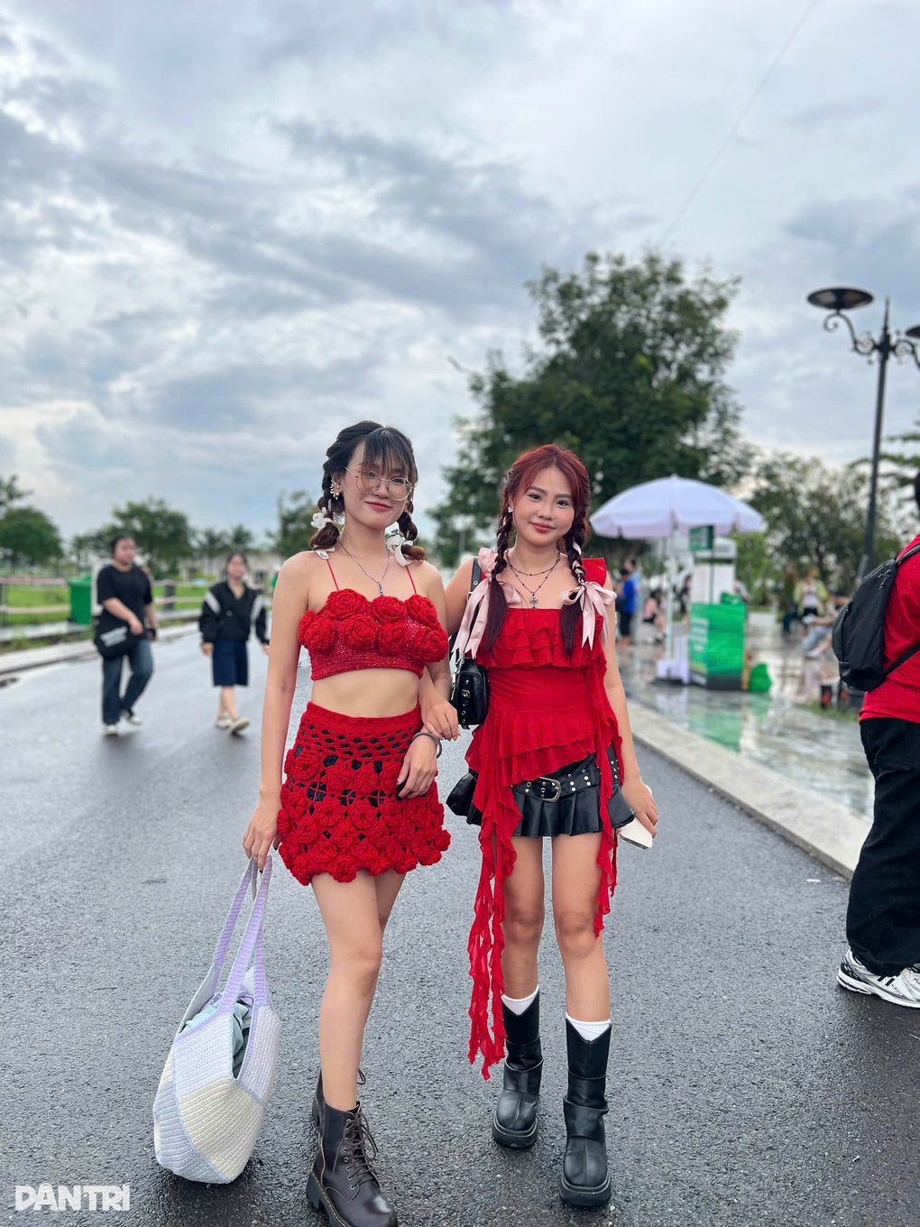 Khán giả đội mưa, xếp hàng chờ xem Em xinh say hi - 3