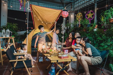 Trung thu đặc biệt: Tổ chức phá cỗ "trên nóc nhà", gia đình đoàn tụ "từ xa"