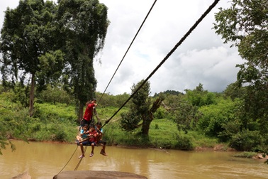 Làng đu dây qua suối: Di dân đi nơi khác