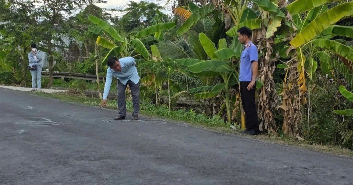 Điều tra viên và nhân chứng tới hiện trường vụ nữ sinh 14 tuổi tử vong