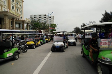 Người dân kéo ra đường phản đối việc nhiều xe điện không được hoạt động