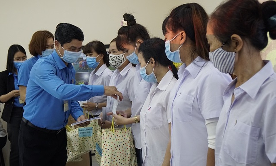 Bình Định: Tặng quà động viên người lao động khó khăn trở lại làm việc sau Tết Bình Định: Tặng quà động viên người lao động khó khăn trở lại làm việc sau Tết