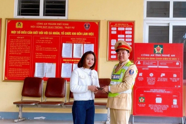 Nhặt được 30 triệu đồng, CSGT đăng lên mạng xã hội tìm người đánh rơi