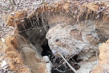 Nhiều "hố tử thần" kỳ lạ xuất hiện trên đồi keo