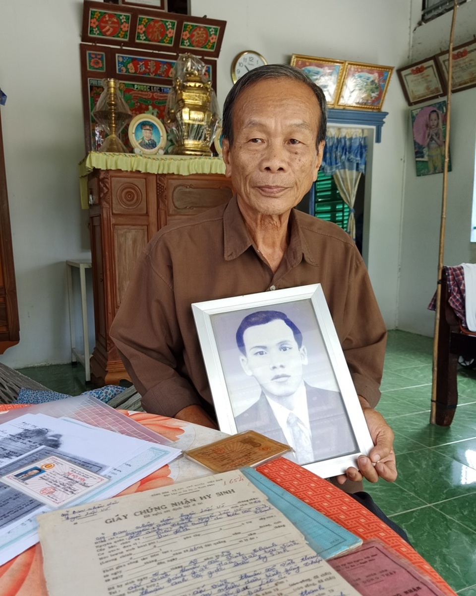 Quỹ Vòng tay Đồng đội trao hàng chục triệu đồng đến gia đình người có công - 11 Quỹ Vòng tay Đồng đội trao hàng chục triệu đồng đến gia đình người có công - 11