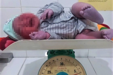 Bé trai nặng 6kg chào đời