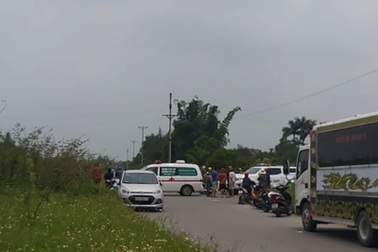 Đang tập thể dục hoảng hồn phát hiện chân người thò ra từ lùm cây