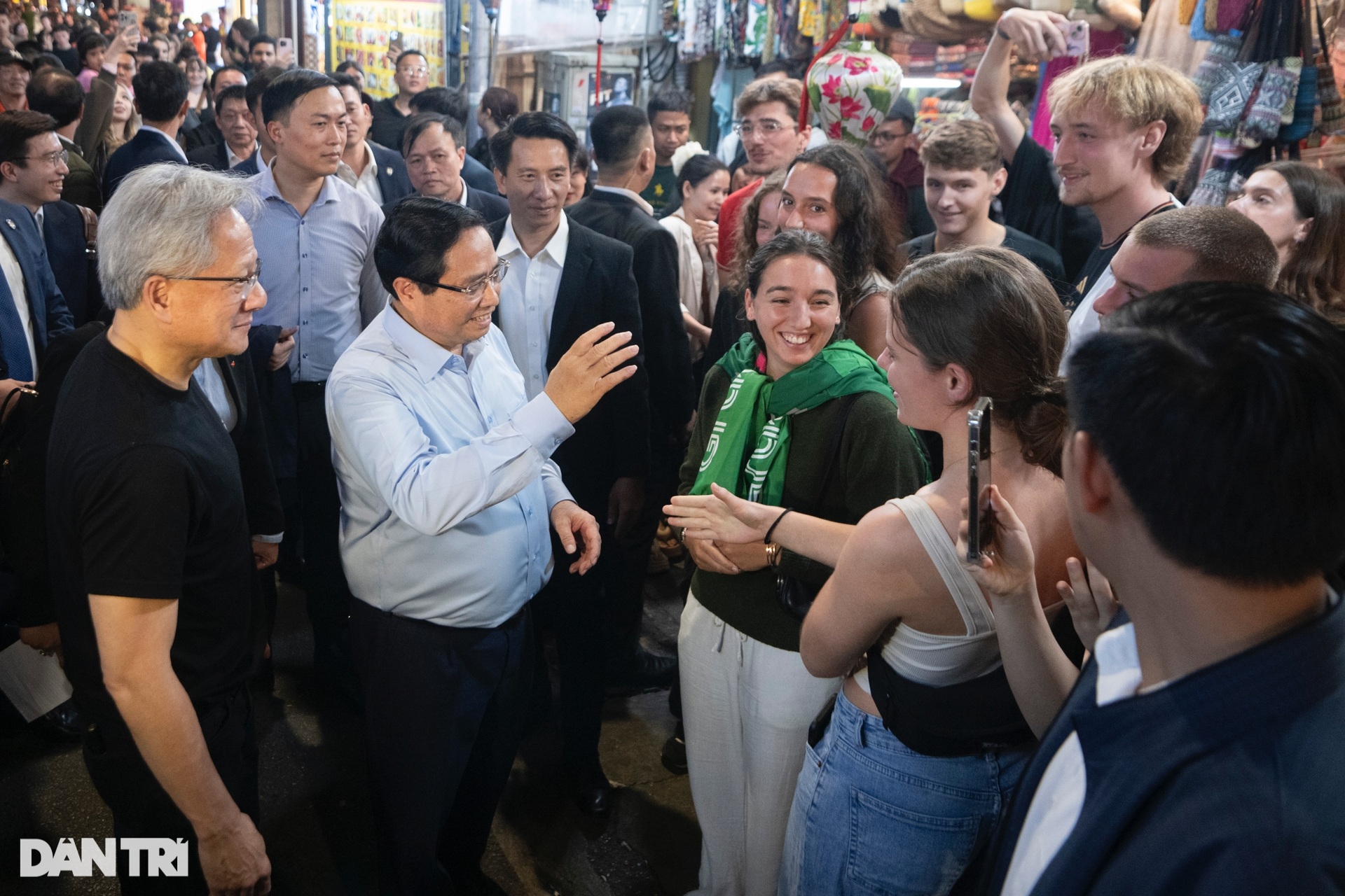 Thủ tướng Phạm Minh Chính và CEO Nvidia thưởng thức bia phố cổ Hà Nội - 4 Thủ tướng Phạm Minh Chính và CEO Nvidia thưởng thức bia phố cổ Hà Nội - 4