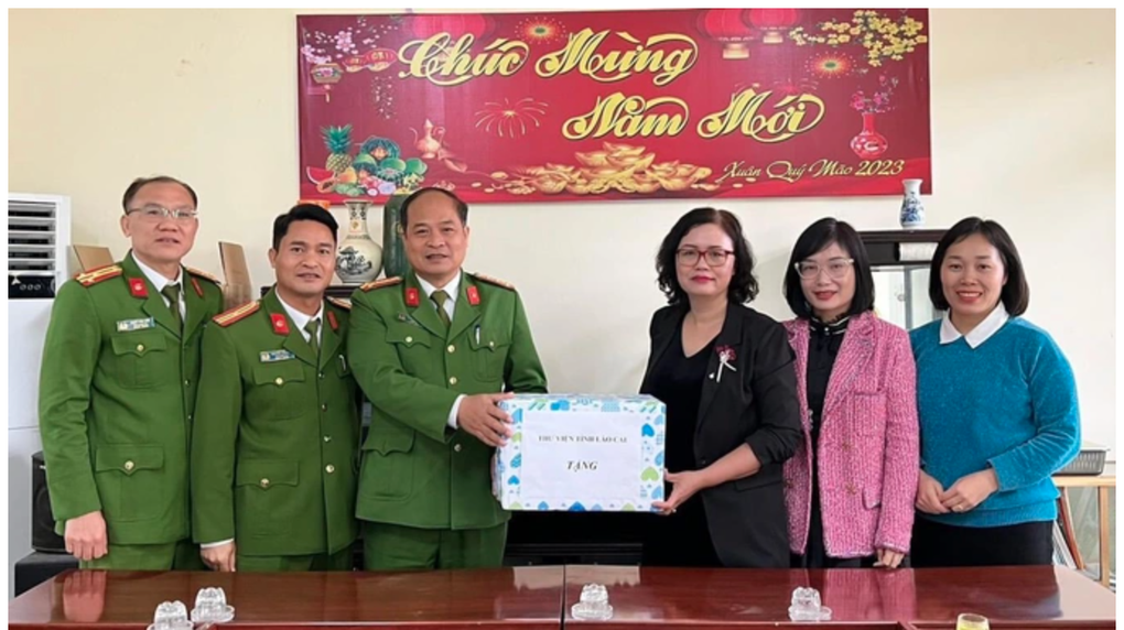 Thư viện Lào Cai đưa 500 loại sách báo mới phục vụ trại tạm giam - 1 Thư viện Lào Cai đưa 500 loại sách báo mới phục vụ trại tạm giam - 1