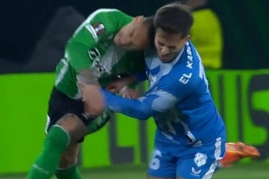 Tranh cãi Antony thoát thẻ đỏ sau màn "thiết đầu công" hạ gục đối thủ