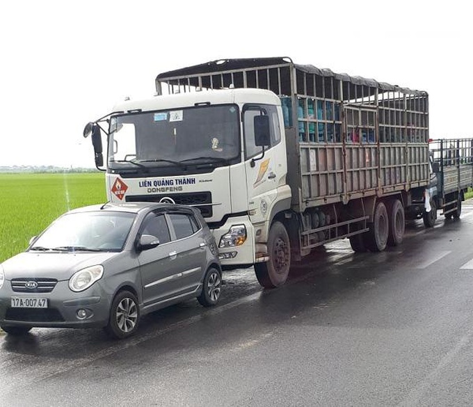 Chuyện lạ ở Thái Bình: 3 chiếc xe ô tô đỗ chềnh ềnh vi phạm luật, cản trở giao thông đã 29 ngày mà không bị xử lý? - Ảnh 1.