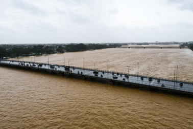 Hình ảnh nước lũ trên sông Hương cuồn cuộn, đục ngàu