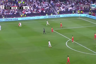 Taremi đánh đầu vọt xà khung thành Trung Quốc ở phút 52