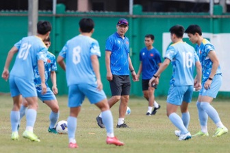 U22 Việt Nam phải tự bổ sung thức ăn, tuyển nữ muốn đổi sân tập vì quá xa