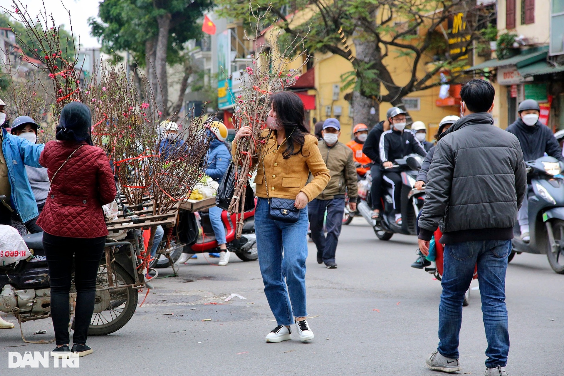 Đào cuối vụ ở Hà Nội đắt khách dịp rằm tháng Giêng - 5 Đào cuối vụ ở Hà Nội đắt khách dịp rằm tháng Giêng - 5